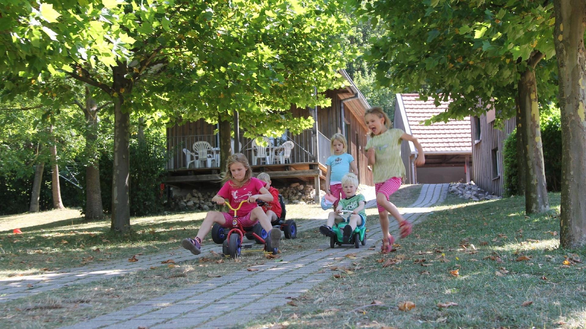 Viele tolle Spielmöglichkeiten für Kinder auf dem Ferienhof Angermüller.