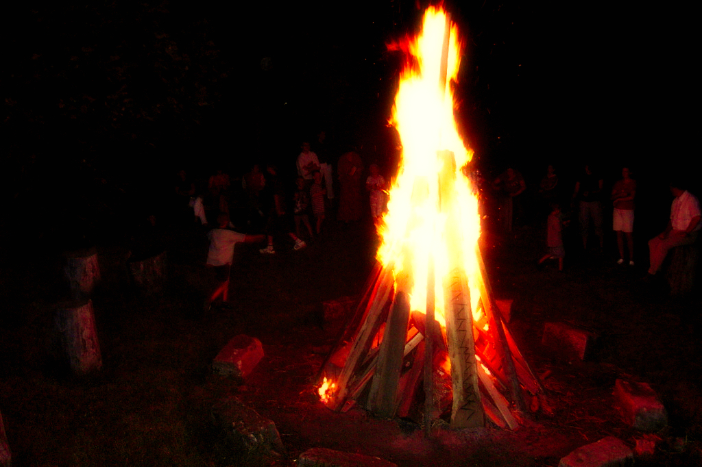 Lagerfeuer und Stockbrot im Bauernhof Urlaub.